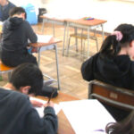 400字スキットに取り組む児童のようす。